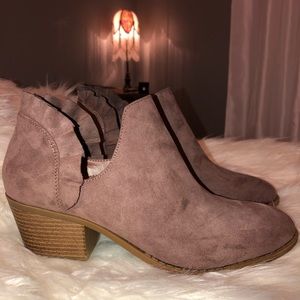 NWT Fergalicious by Fergi Boots size 9.5 ( Mauve )